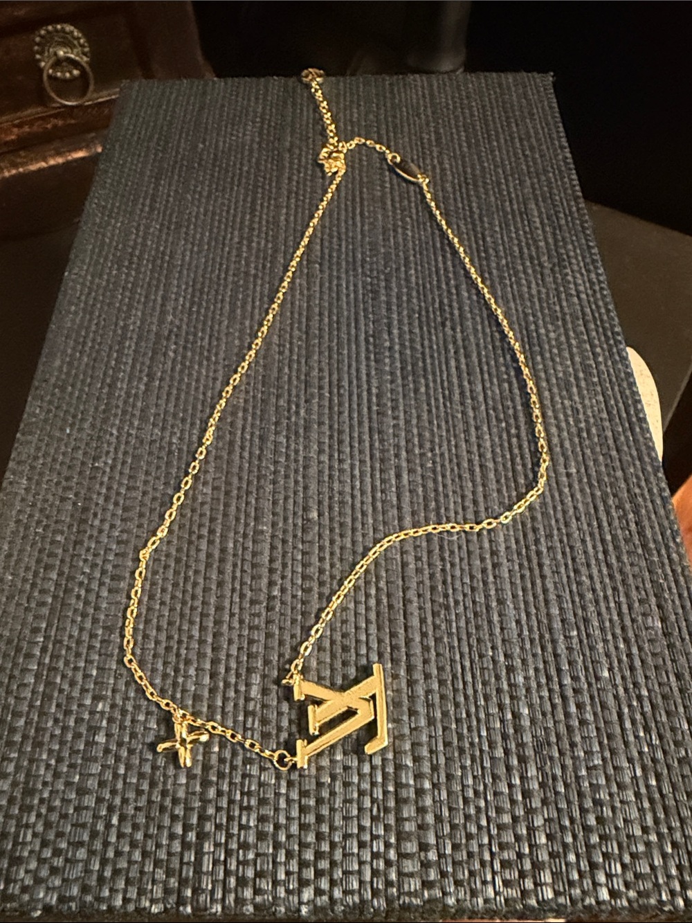 Source Unknown Gold Letter V Pendant Necklace